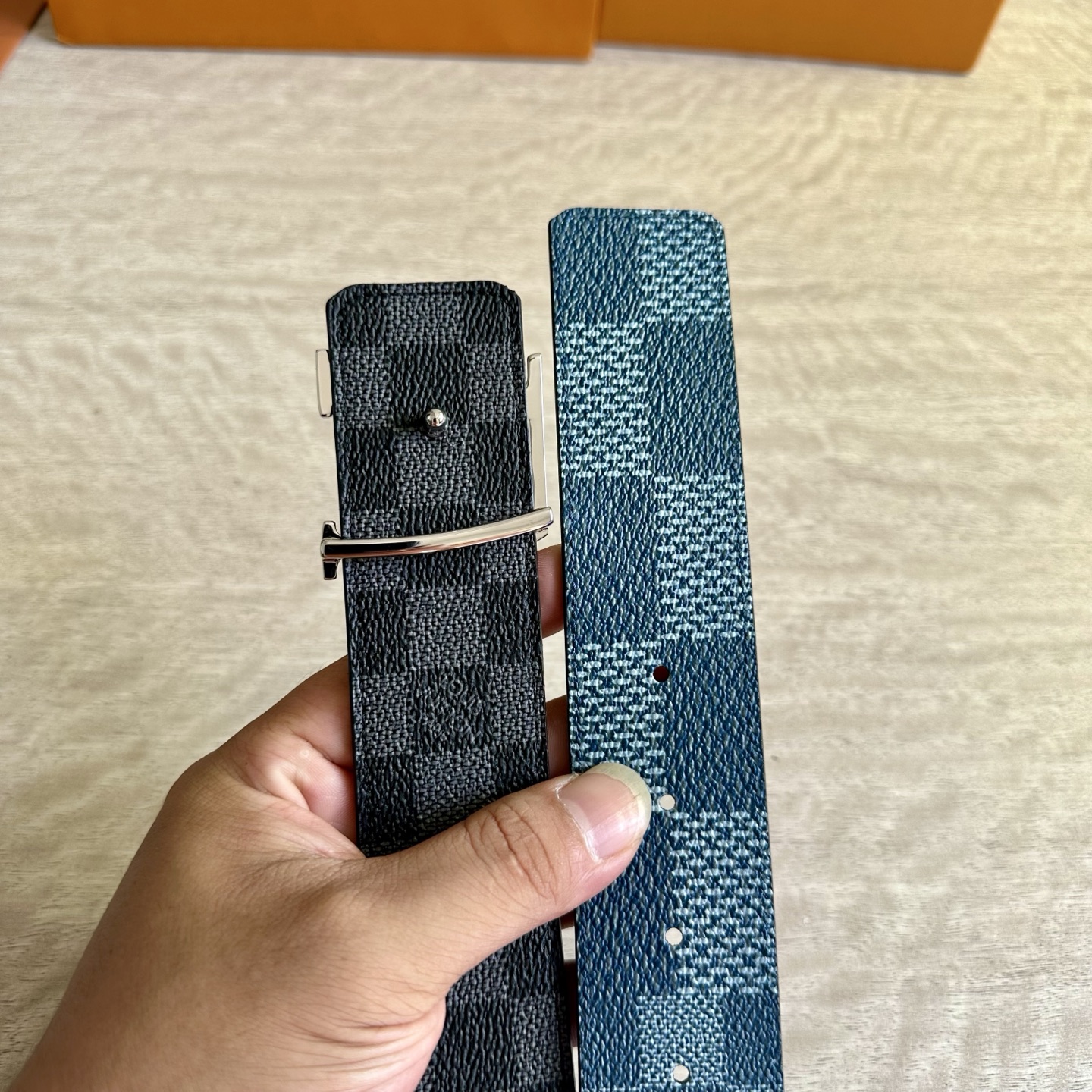 
LV 宽4.0cm 双面腰带将两式经典融于一处。Monogram 印花瞩目放大，与焕新 Monogra