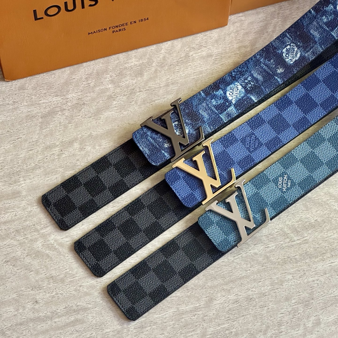 
LV 宽4.0cm 双面腰带将两式经典融于一处。Monogram 印花瞩目放大，与焕新 Monogra