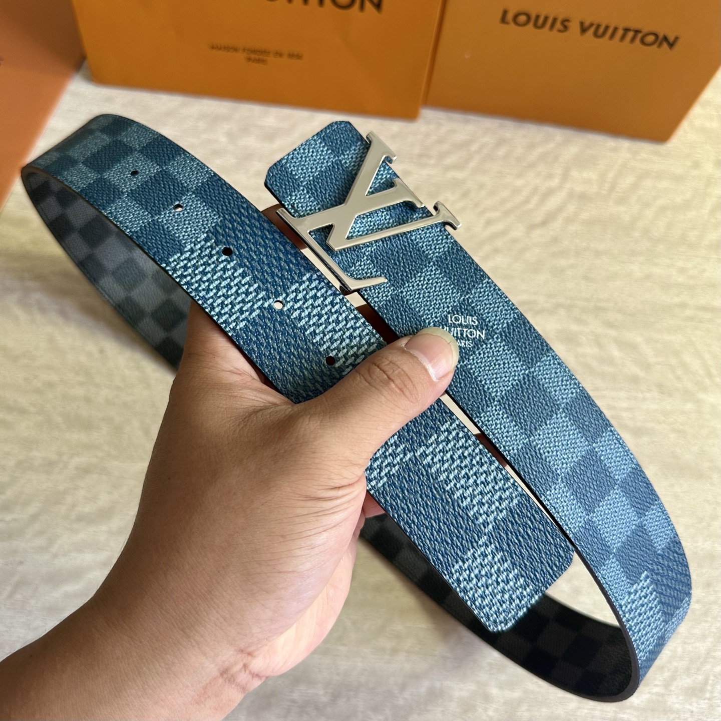 
LV 宽4.0cm 双面腰带将两式经典融于一处。Monogram 印花瞩目放大，与焕新 Monogra