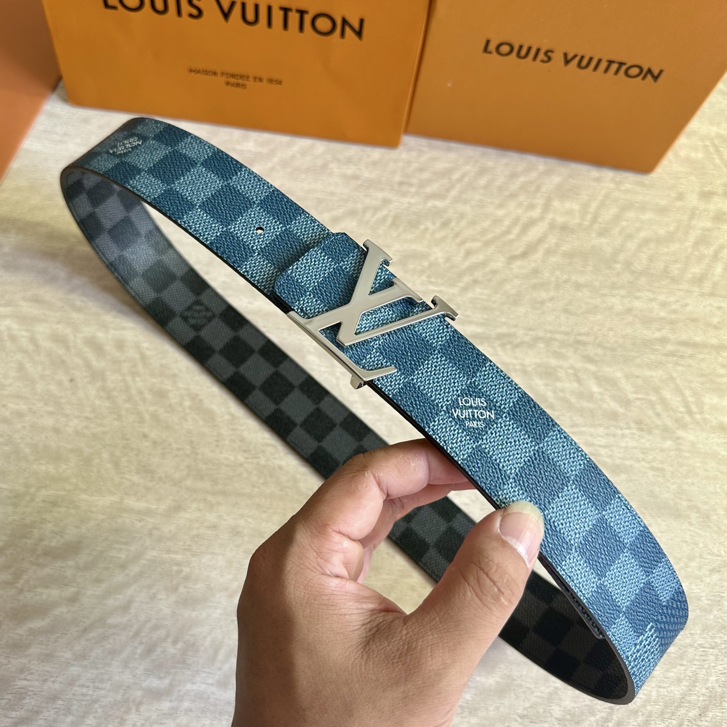 
LV 宽4.0cm 双面腰带将两式经典融于一处。Monogram 印花瞩目放大，与焕新 Monogra