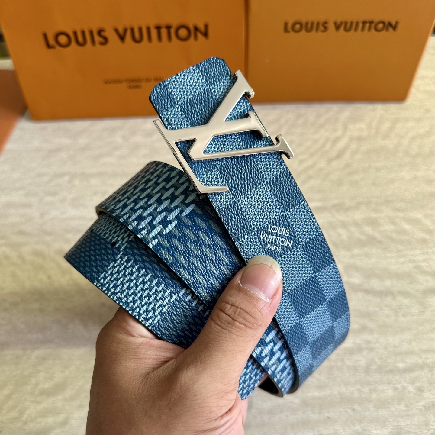 
LV 宽4.0cm 双面腰带将两式经典融于一处。Monogram 印花瞩目放大，与焕新 Monogra