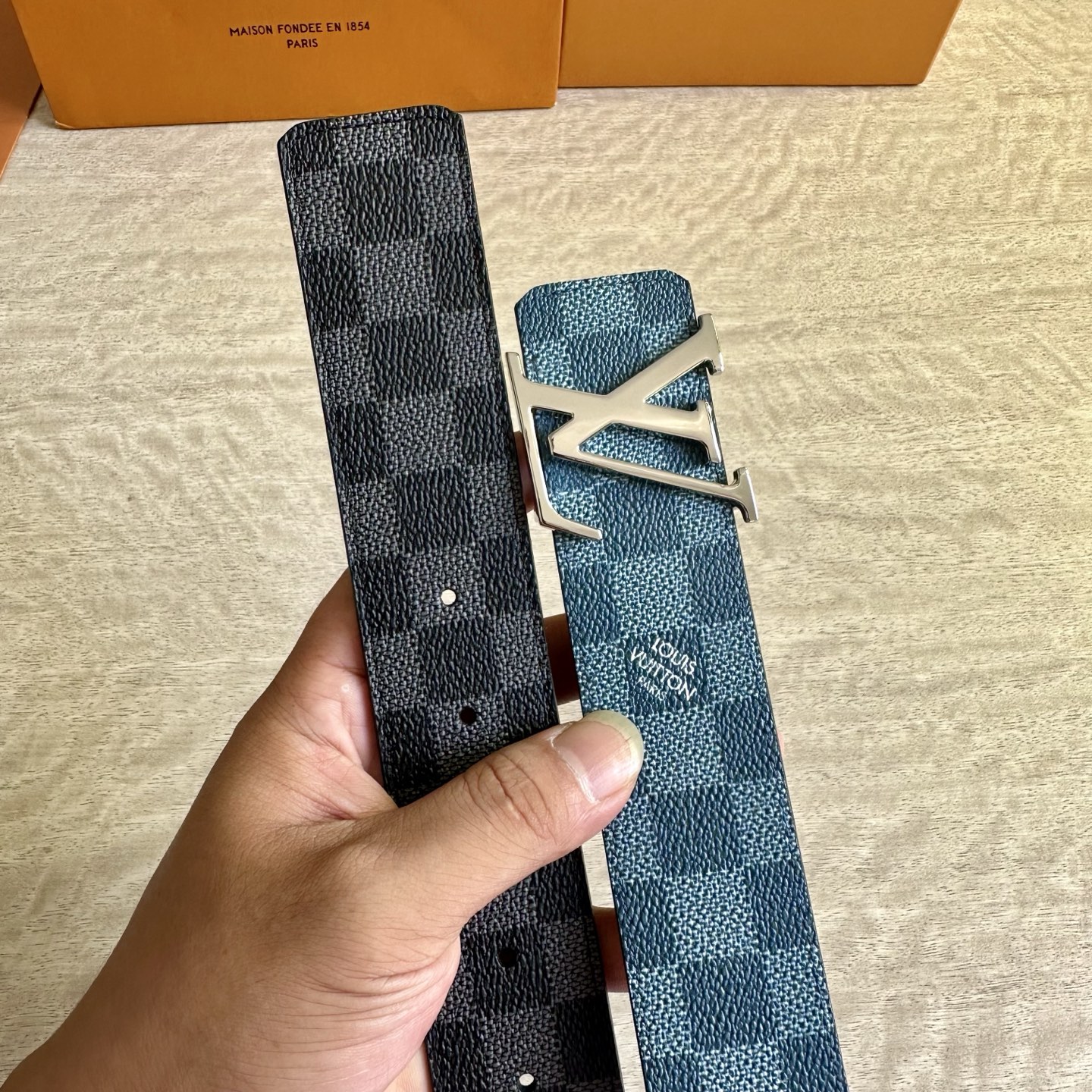 
LV 宽4.0cm 双面腰带将两式经典融于一处。Monogram 印花瞩目放大，与焕新 Monogra