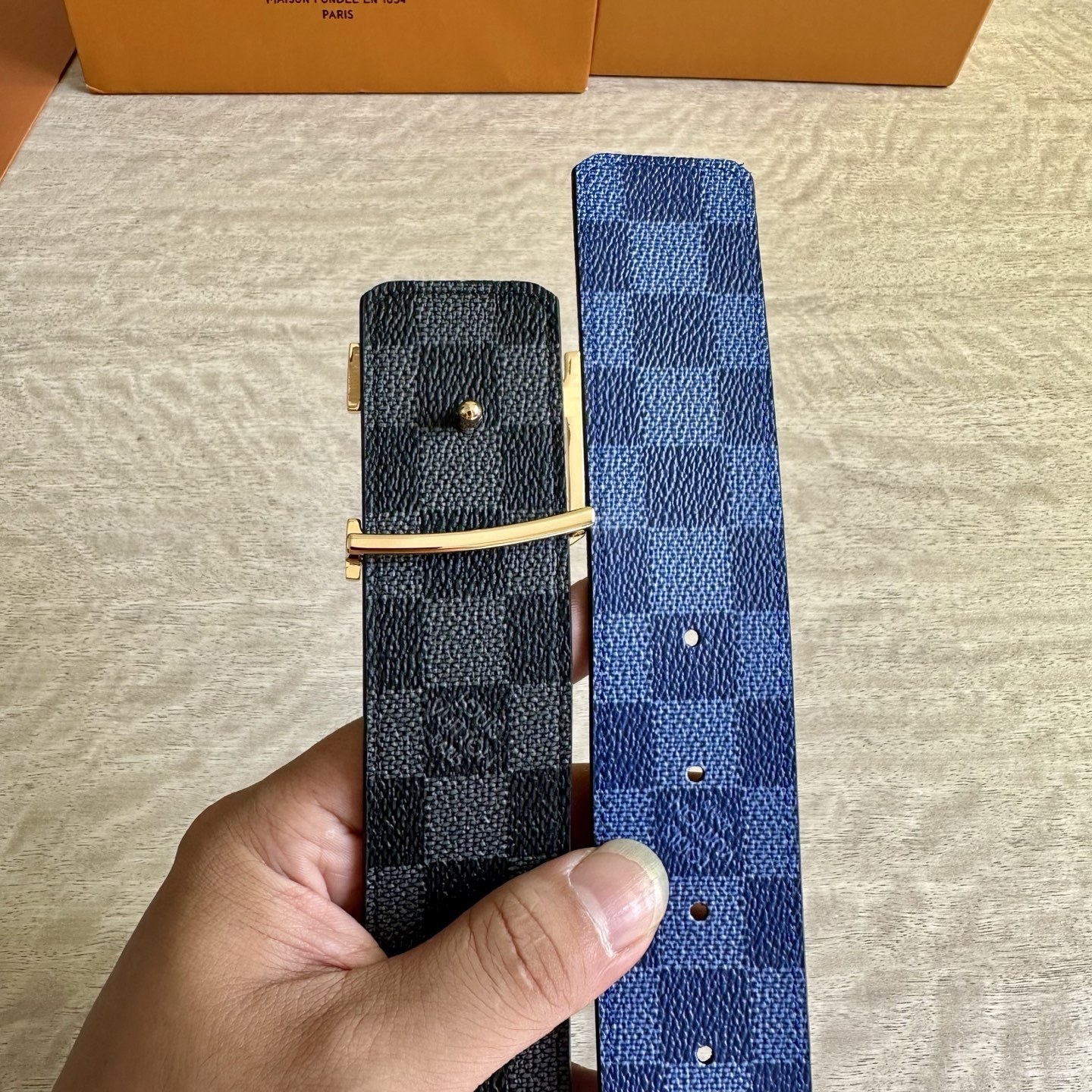 
LV 宽4.0cm 双面腰带将两式经典融于一处。Monogram 印花瞩目放大，与焕新 Monogra