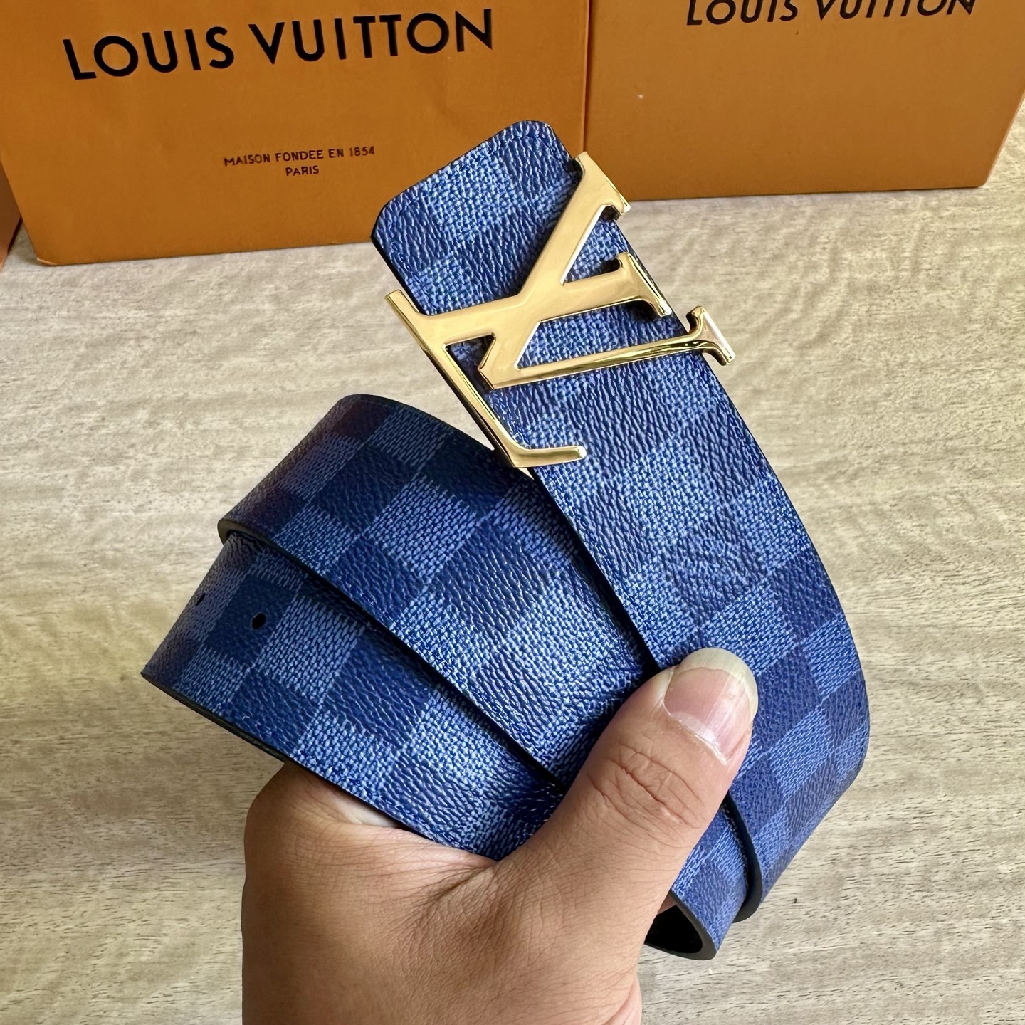 
LV 宽4.0cm 双面腰带将两式经典融于一处。Monogram 印花瞩目放大，与焕新 Monogra
