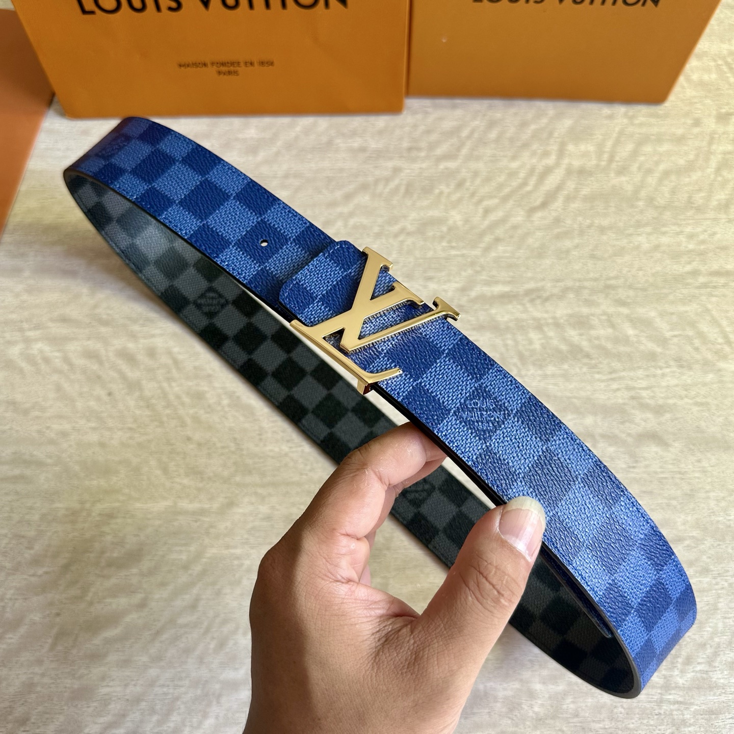 
LV 宽4.0cm 双面腰带将两式经典融于一处。Monogram 印花瞩目放大，与焕新 Monogra