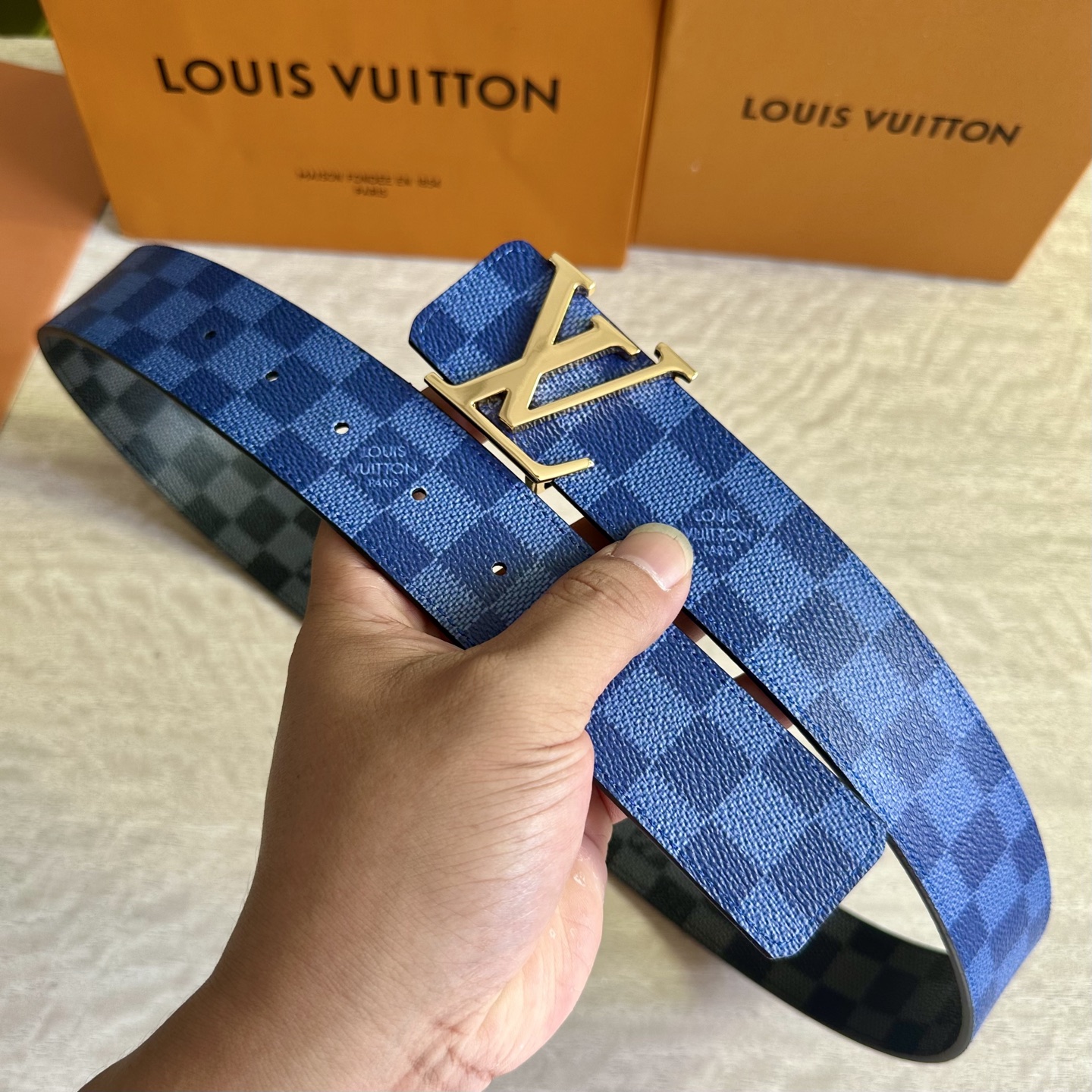 
LV 宽4.0cm 双面腰带将两式经典融于一处。Monogram 印花瞩目放大，与焕新 Monogra