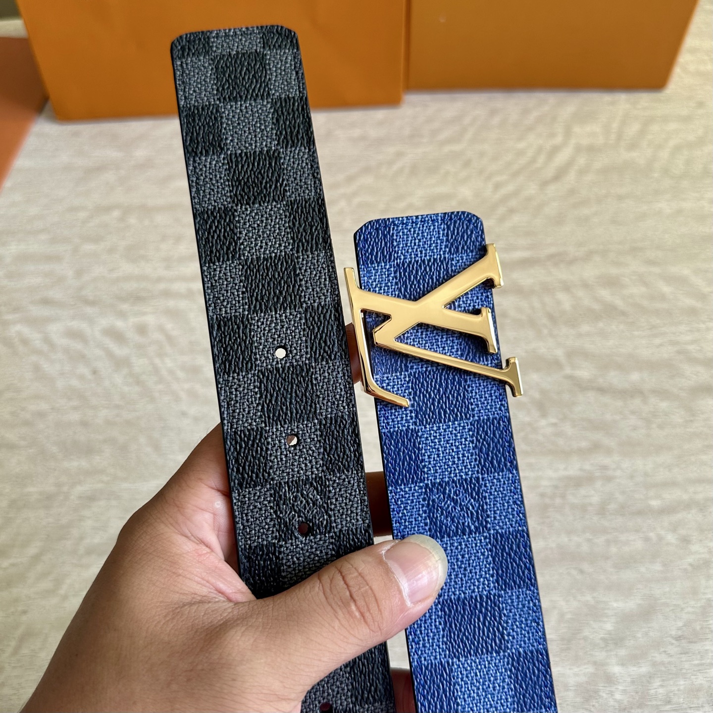 
LV 宽4.0cm 双面腰带将两式经典融于一处。Monogram 印花瞩目放大，与焕新 Monogra