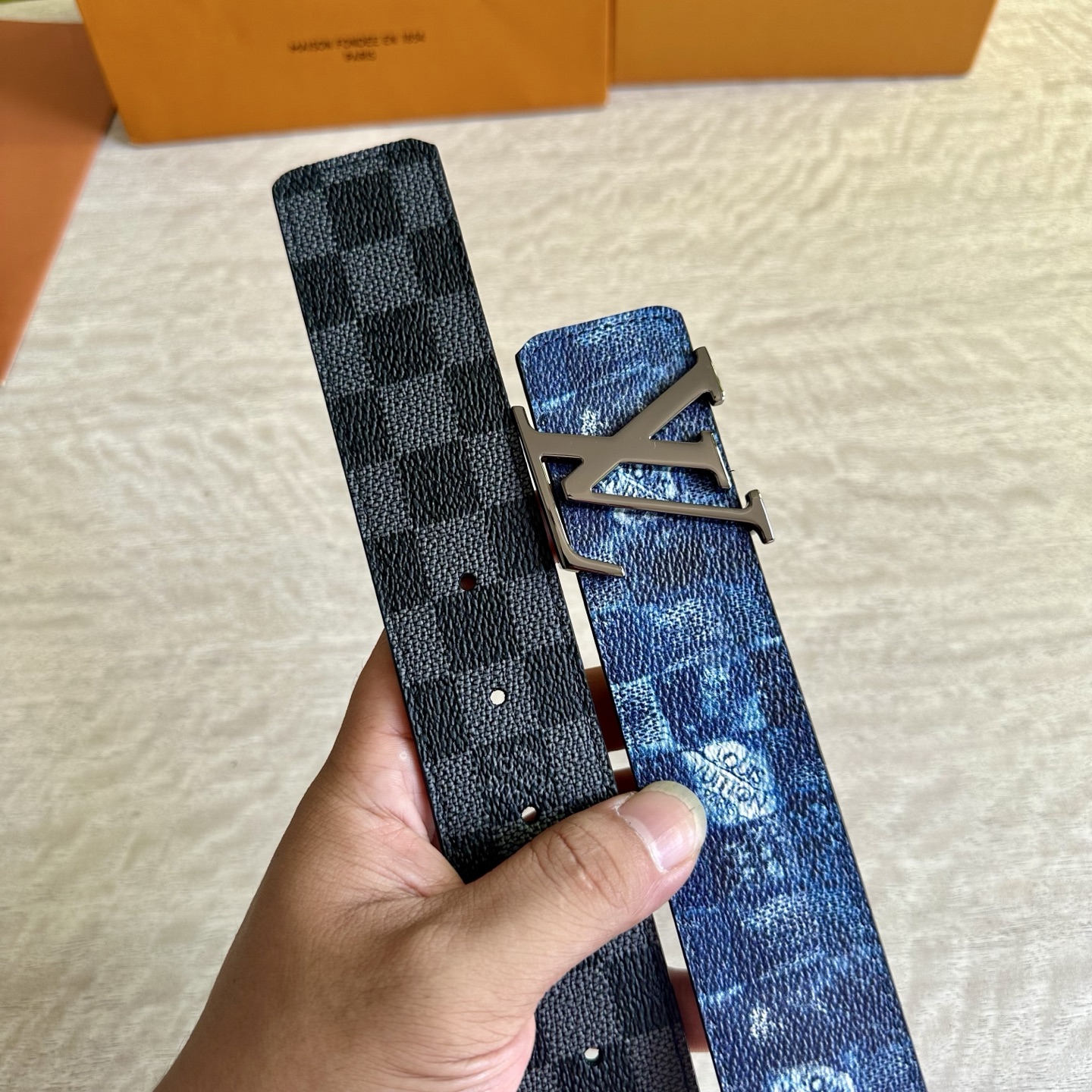 
LV 宽4.0cm 双面腰带将两式经典融于一处。Monogram 印花瞩目放大，与焕新 Monogra
