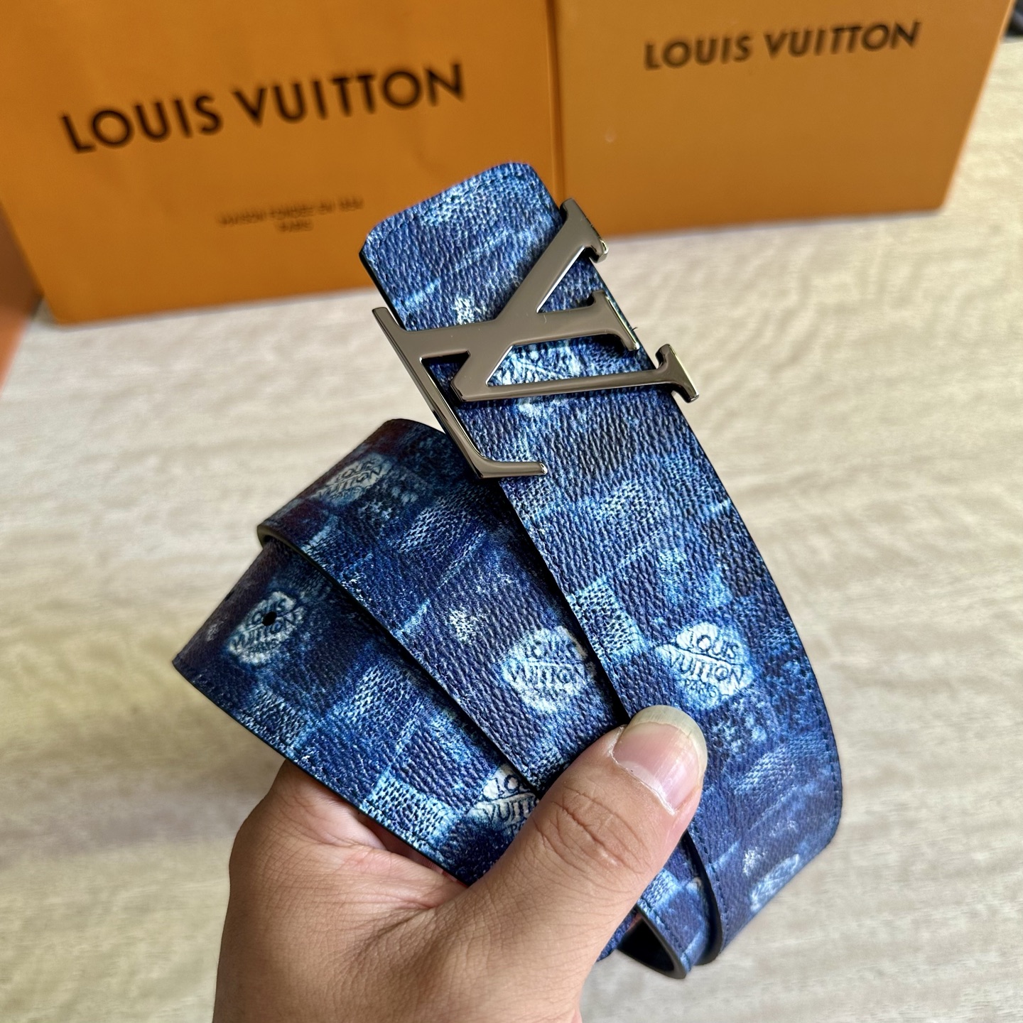 
LV 宽4.0cm 双面腰带将两式经典融于一处。Monogram 印花瞩目放大，与焕新 Monogra