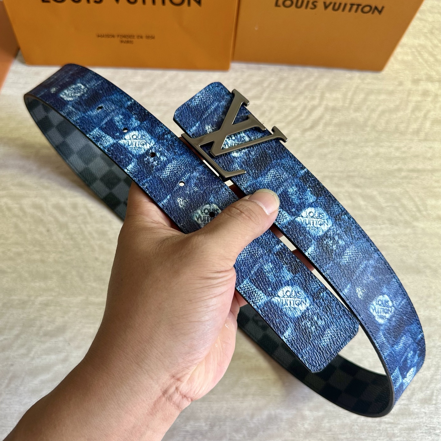 
LV 宽4.0cm 双面腰带将两式经典融于一处。Monogram 印花瞩目放大，与焕新 Monogra