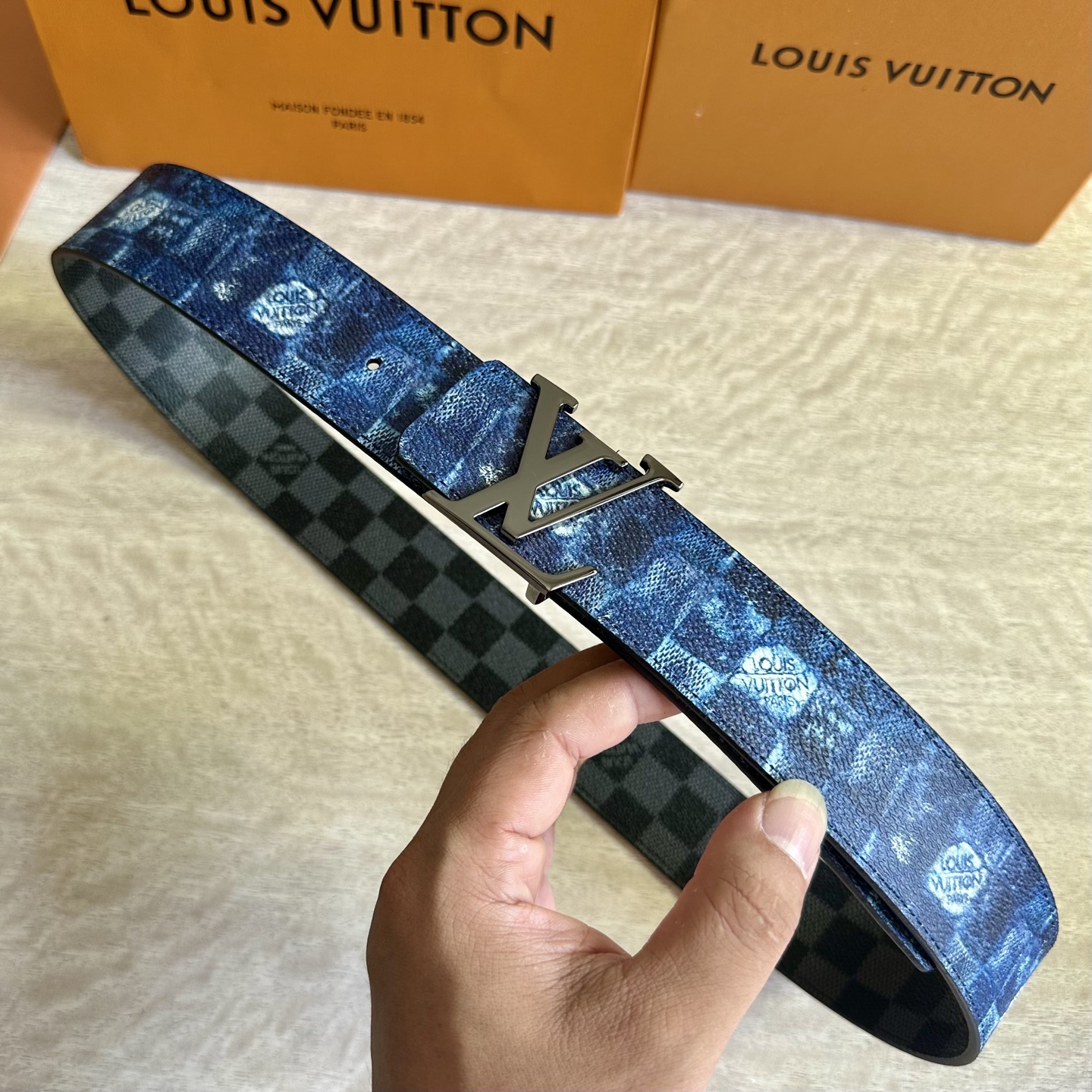 
LV 宽4.0cm 双面腰带将两式经典融于一处。Monogram 印花瞩目放大，与焕新 Monogra