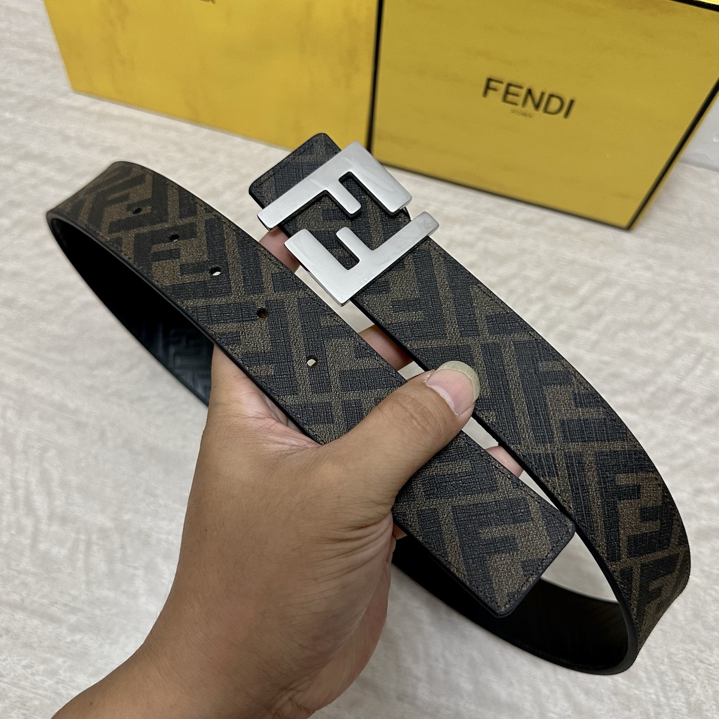 
     FENDI（芬迪）专柜同款 宽4.0CM 双环正反用腰带 FF按钉搭扣 黑色Cuoio  R
