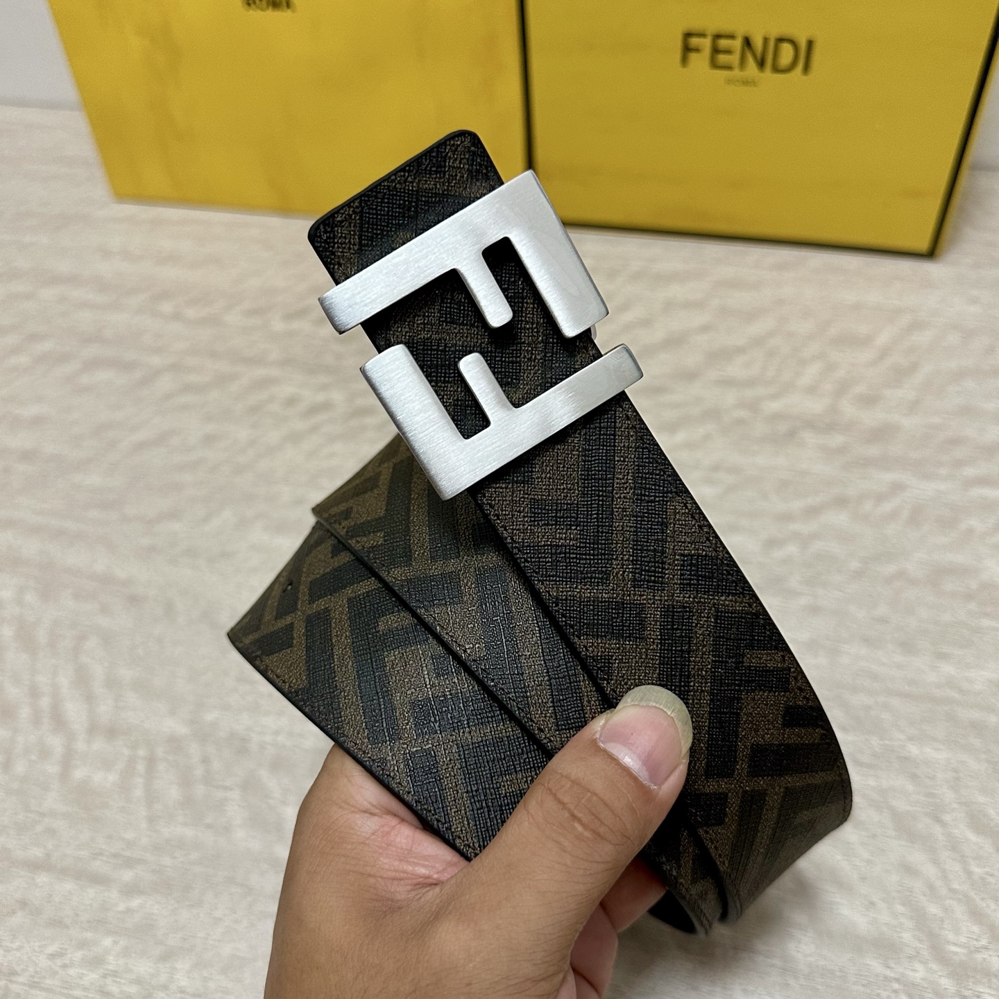 
     FENDI（芬迪）专柜同款 宽4.0CM 双环正反用腰带 FF按钉搭扣 黑色Cuoio  R
