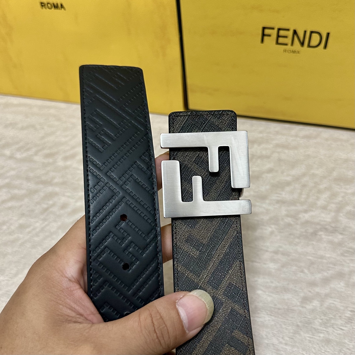 
     FENDI（芬迪）专柜同款 宽4.0CM 双环正反用腰带 FF按钉搭扣 黑色Cuoio  R