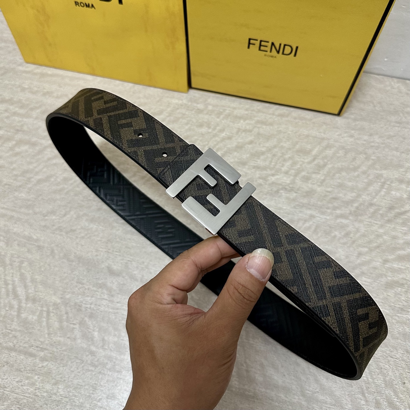 
     FENDI（芬迪）专柜同款 宽4.0CM 双环正反用腰带 FF按钉搭扣 黑色Cuoio  R