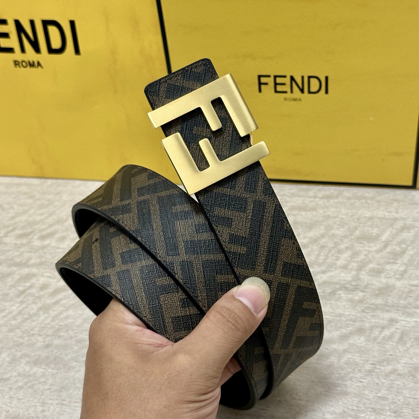 
     FENDI（芬迪）专柜同款 宽4.0CM 双环正反用腰带 FF按钉搭扣 黑色Cuoio  R