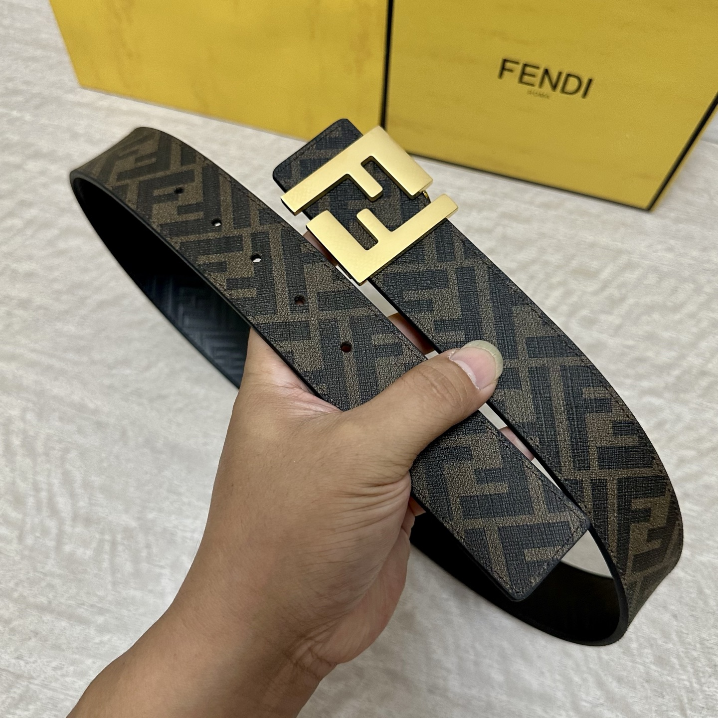
     FENDI（芬迪）专柜同款 宽4.0CM 双环正反用腰带 FF按钉搭扣 黑色Cuoio  R