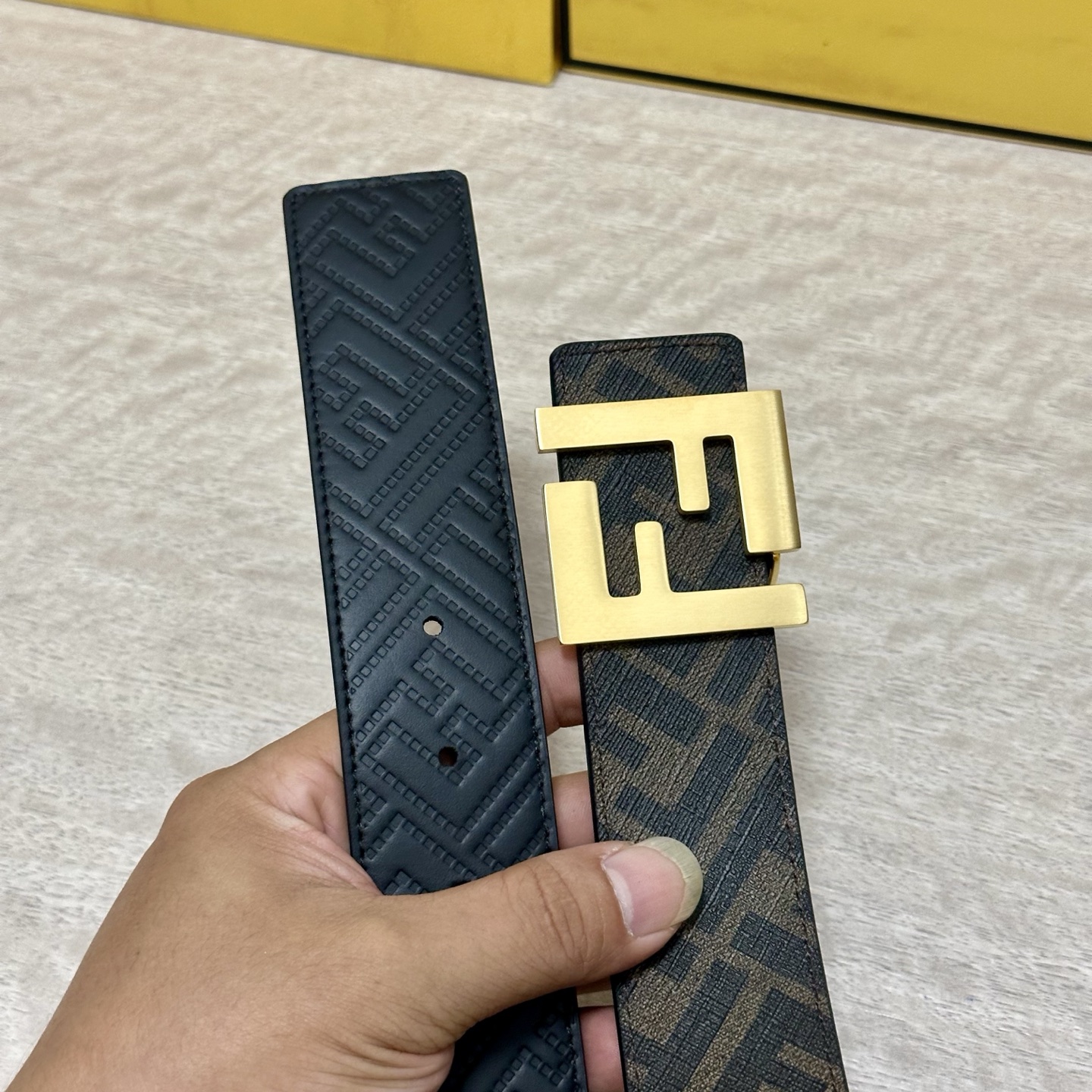 
     FENDI（芬迪）专柜同款 宽4.0CM 双环正反用腰带 FF按钉搭扣 黑色Cuoio  R