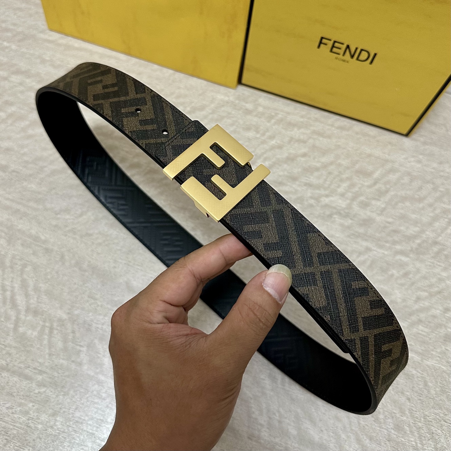 
     FENDI（芬迪）专柜同款 宽4.0CM 双环正反用腰带 FF按钉搭扣 黑色Cuoio  R