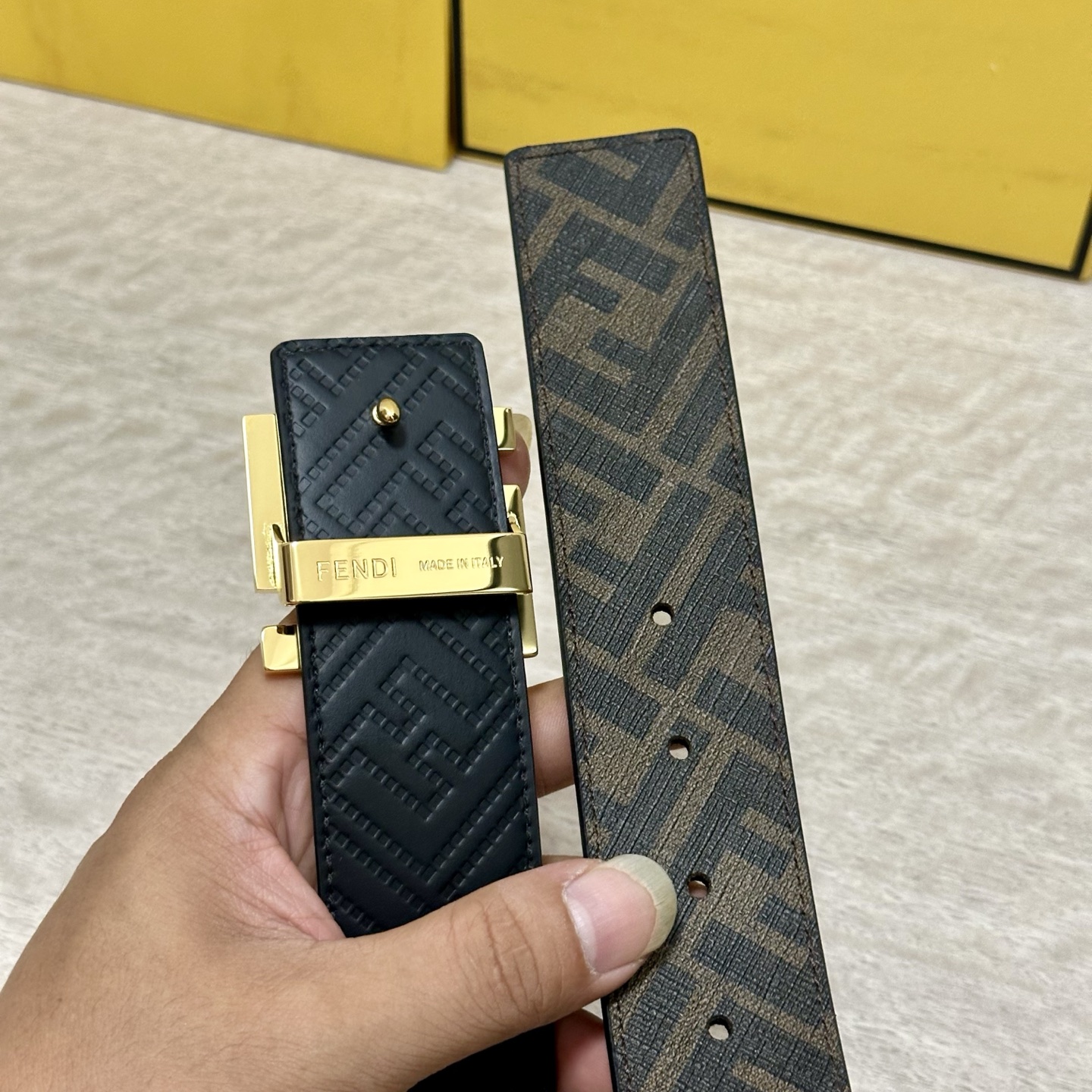 
     FENDI（芬迪）专柜同款 宽4.0CM 双环正反用腰带 FF按钉搭扣 黑色Cuoio  R