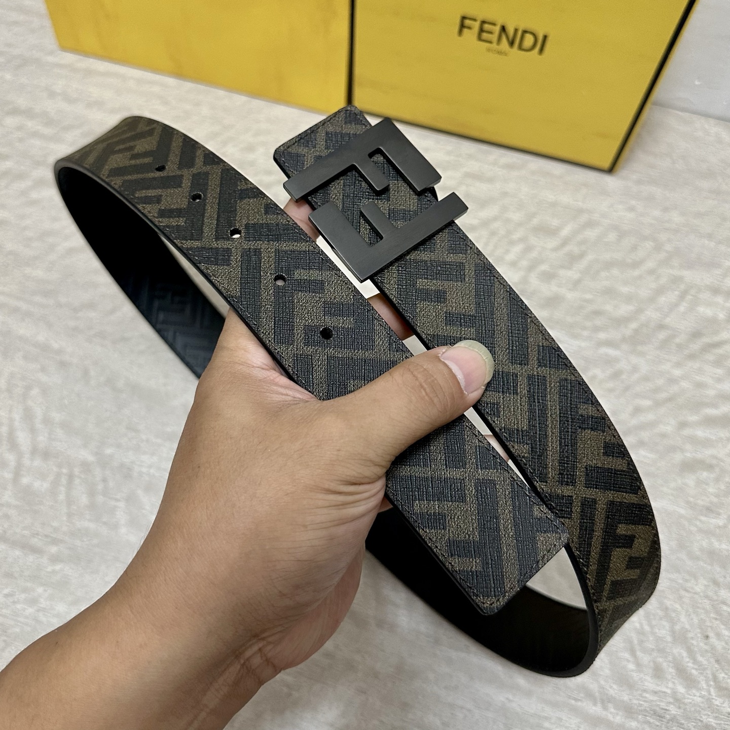 
     FENDI（芬迪）专柜同款 宽4.0CM 双环正反用腰带 FF按钉搭扣 黑色Cuoio  R