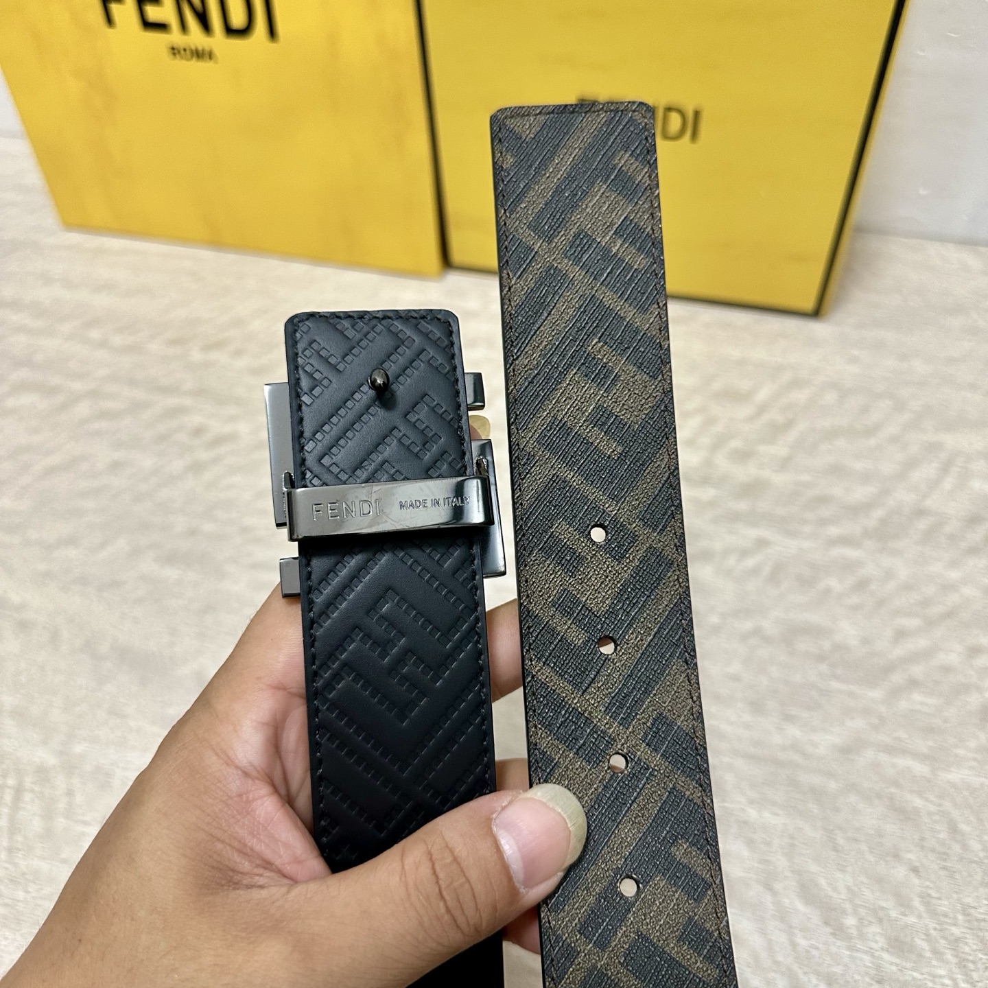 
     FENDI（芬迪）专柜同款 宽4.0CM 双环正反用腰带 FF按钉搭扣 黑色Cuoio  R