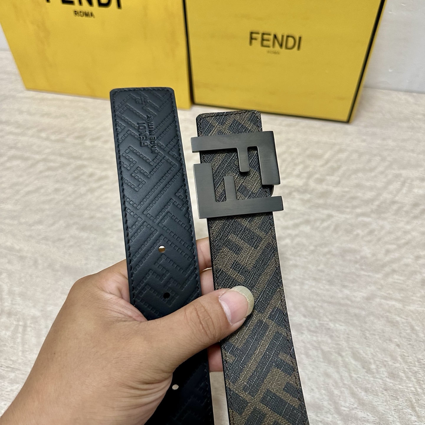 
     FENDI（芬迪）专柜同款 宽4.0CM 双环正反用腰带 FF按钉搭扣 黑色Cuoio  R