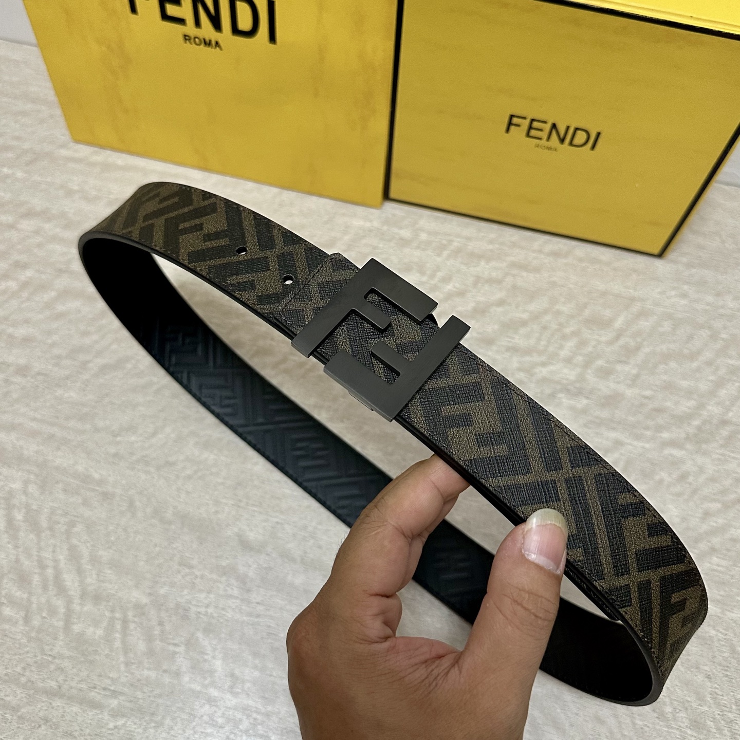 
     FENDI（芬迪）专柜同款 宽4.0CM 双环正反用腰带 FF按钉搭扣 黑色Cuoio  R