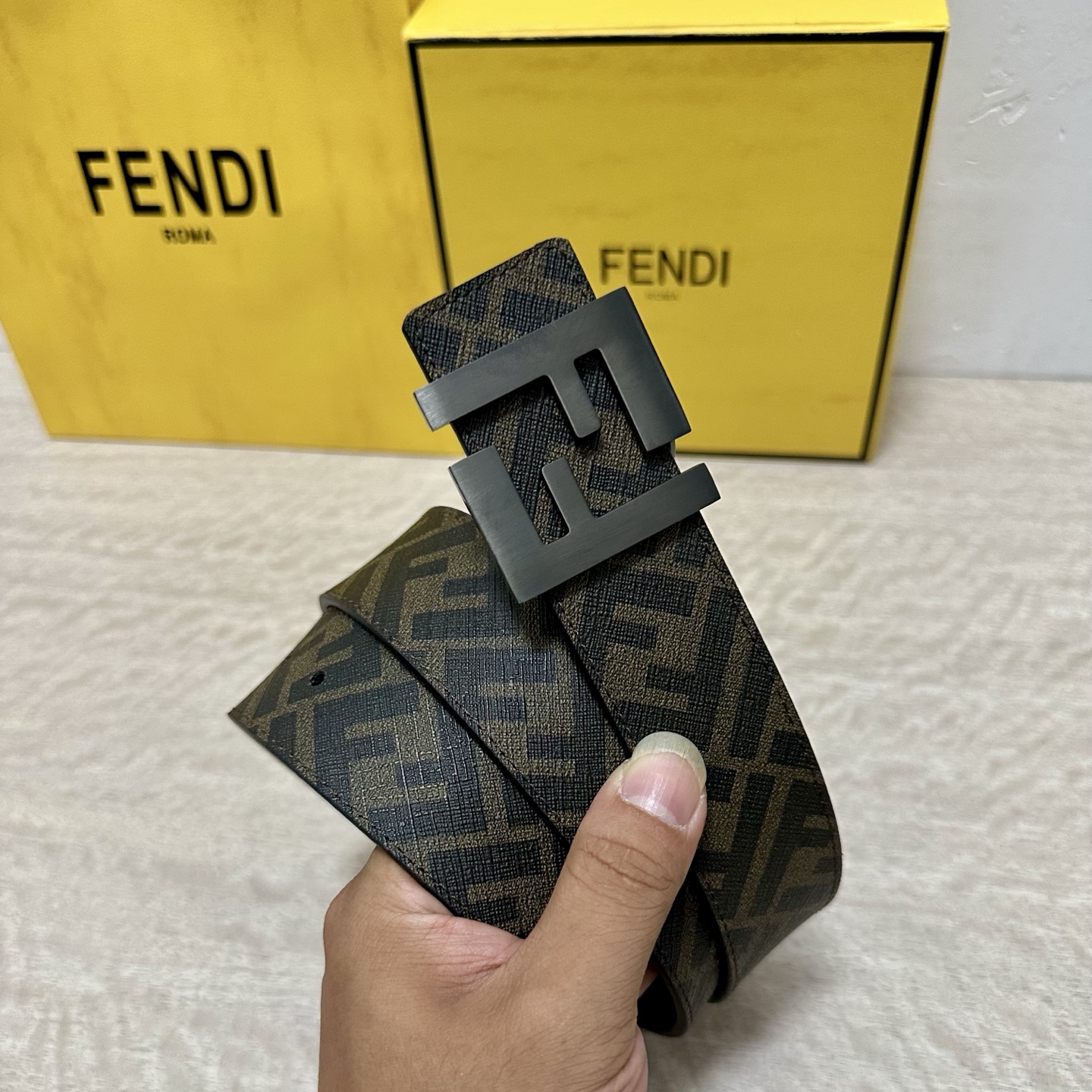 
     FENDI（芬迪）专柜同款 宽4.0CM 双环正反用腰带 FF按钉搭扣 黑色Cuoio  R