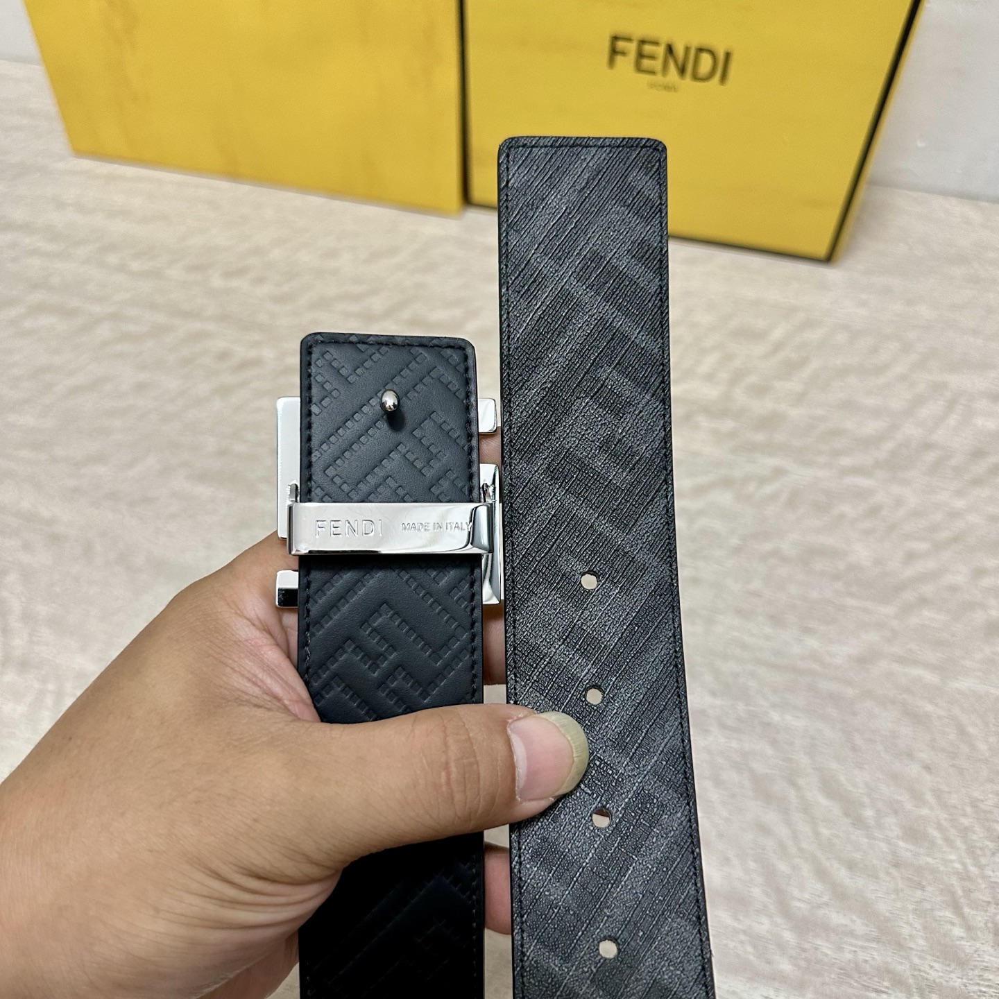 
     FENDI（芬迪）专柜同款 宽4.0CM 双环正反用腰带 FF按钉搭扣 黑色Cuoio  R