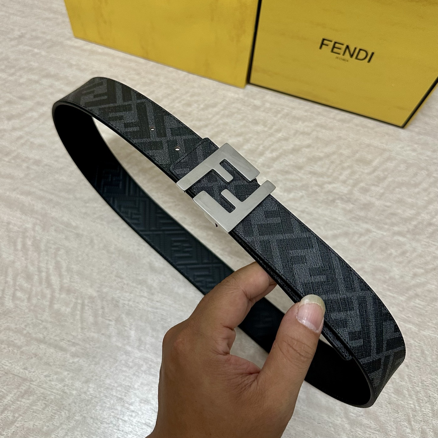 
     FENDI（芬迪）专柜同款 宽4.0CM 双环正反用腰带 FF按钉搭扣 黑色Cuoio  R