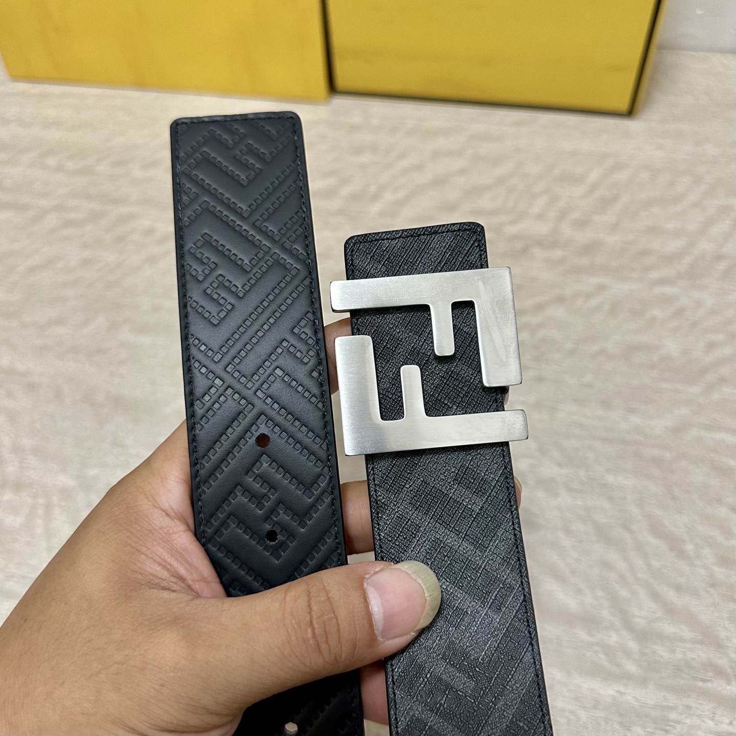 
     FENDI（芬迪）专柜同款 宽4.0CM 双环正反用腰带 FF按钉搭扣 黑色Cuoio  R