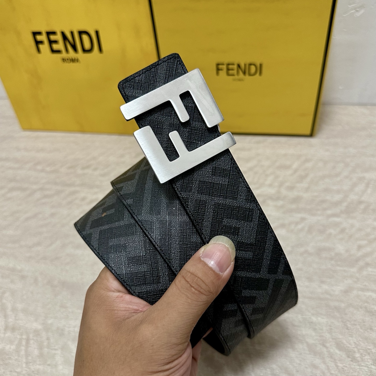 
     FENDI（芬迪）专柜同款 宽4.0CM 双环正反用腰带 FF按钉搭扣 黑色Cuoio  R
