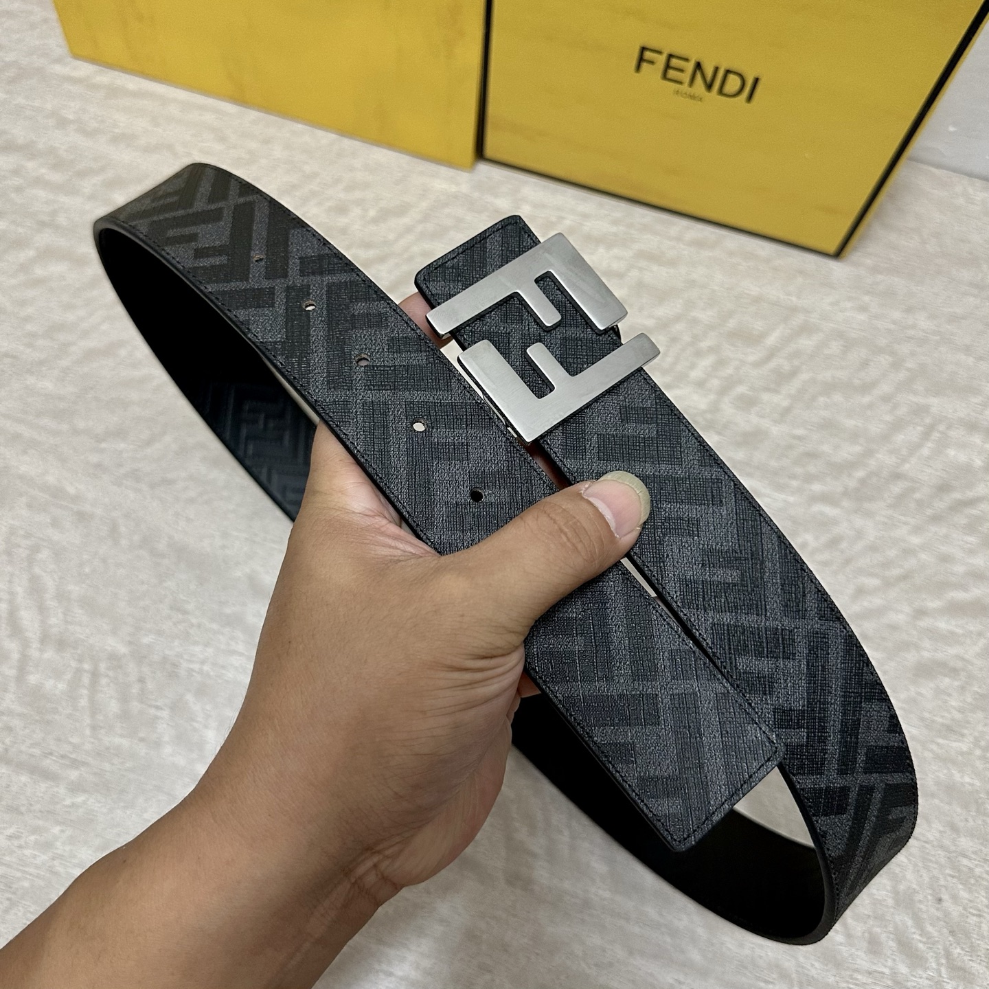 
     FENDI（芬迪）专柜同款 宽4.0CM 双环正反用腰带 FF按钉搭扣 黑色Cuoio  R