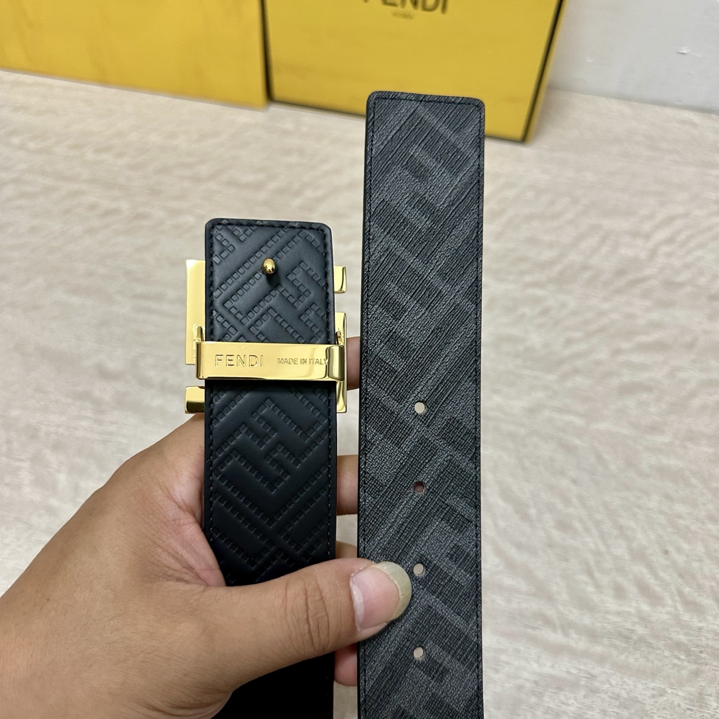 
     FENDI（芬迪）专柜同款 宽4.0CM 双环正反用腰带 FF按钉搭扣 黑色Cuoio  R