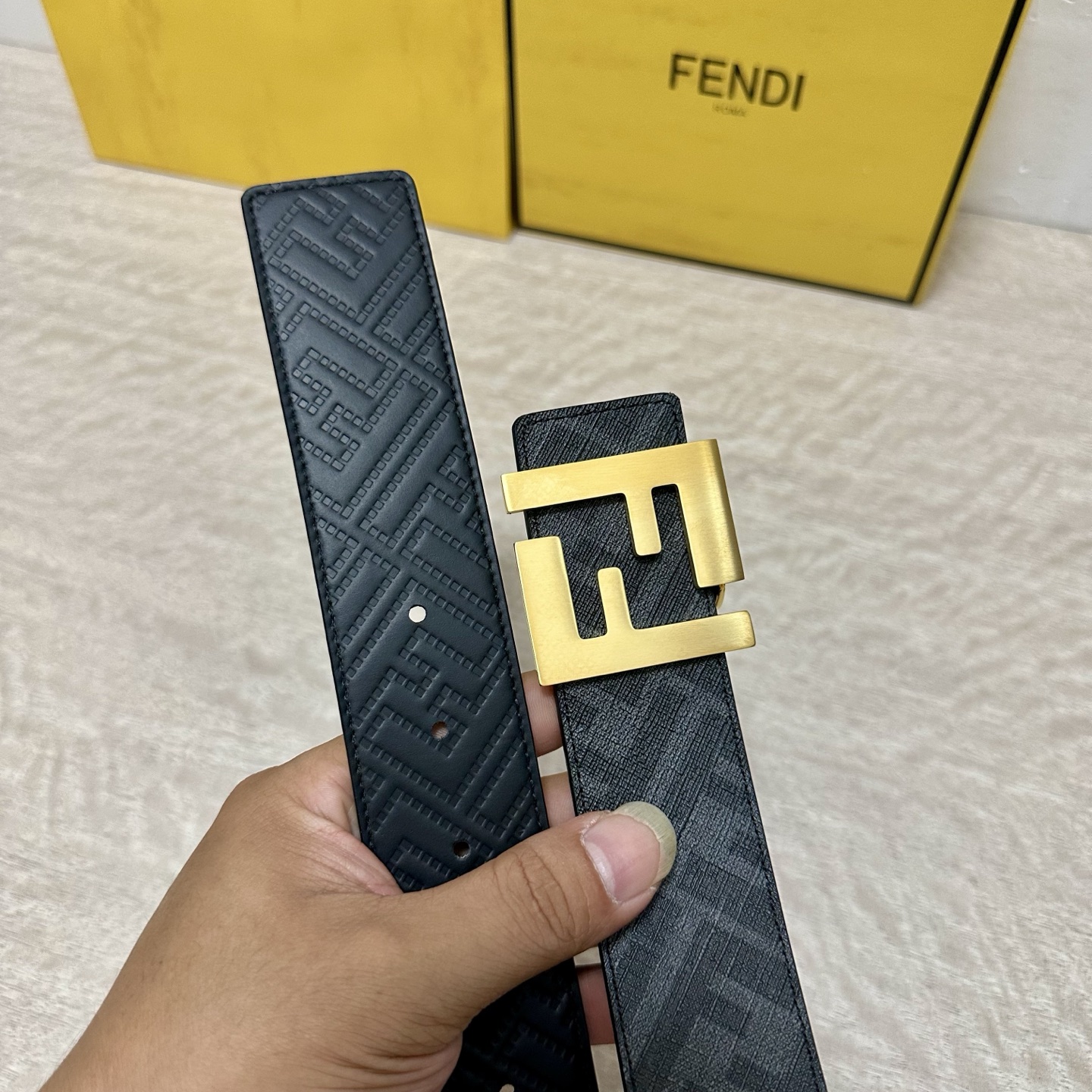 
     FENDI（芬迪）专柜同款 宽4.0CM 双环正反用腰带 FF按钉搭扣 黑色Cuoio  R