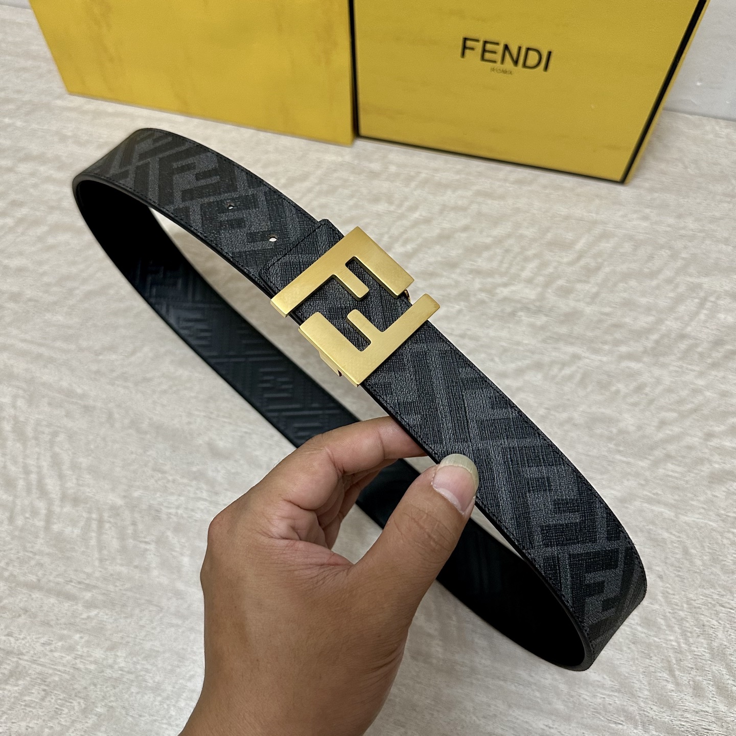 
     FENDI（芬迪）专柜同款 宽4.0CM 双环正反用腰带 FF按钉搭扣 黑色Cuoio  R