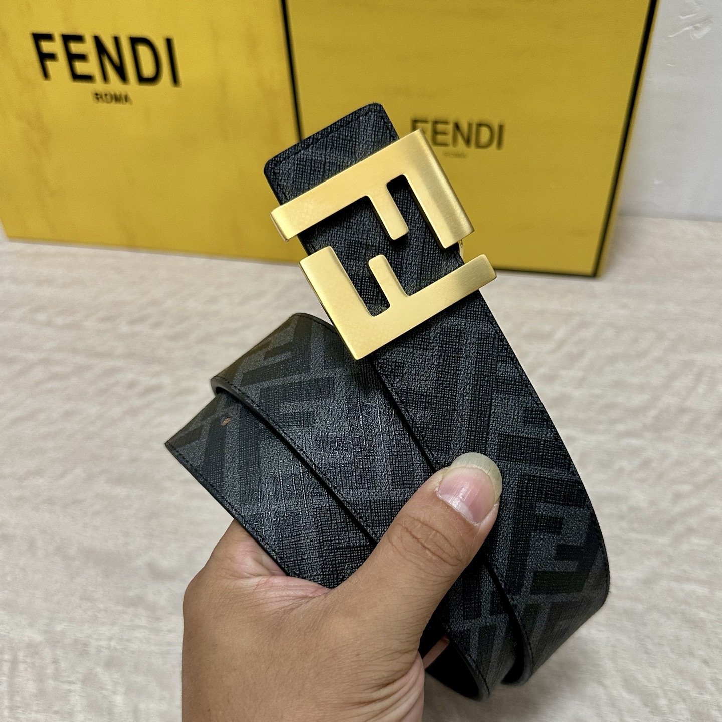 
     FENDI（芬迪）专柜同款 宽4.0CM 双环正反用腰带 FF按钉搭扣 黑色Cuoio  R