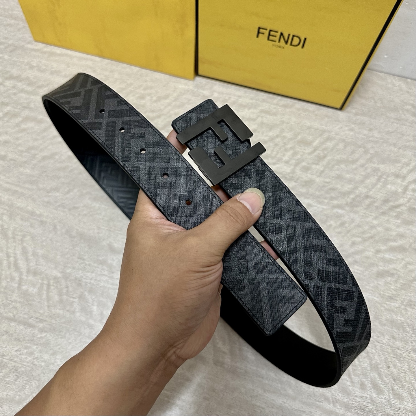
     FENDI（芬迪）专柜同款 宽4.0CM 双环正反用腰带 FF按钉搭扣 黑色Cuoio  R