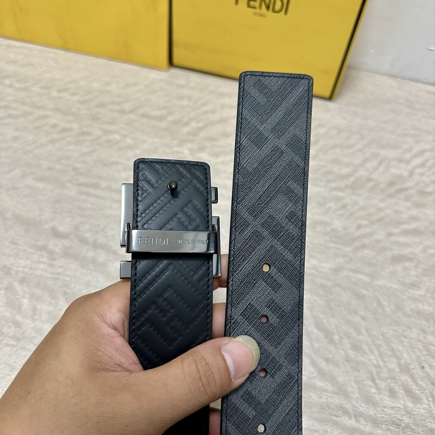 
     FENDI（芬迪）专柜同款 宽4.0CM 双环正反用腰带 FF按钉搭扣 黑色Cuoio  R