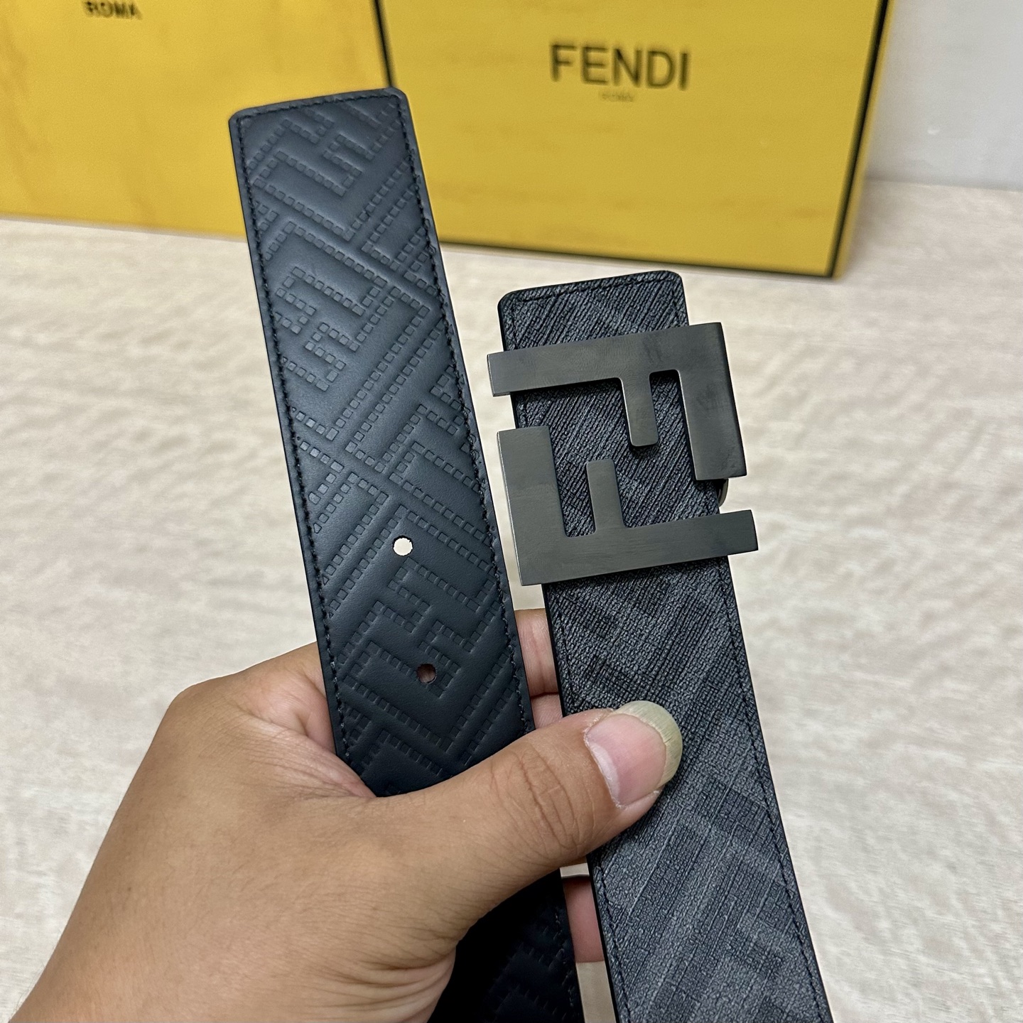 
     FENDI（芬迪）专柜同款 宽4.0CM 双环正反用腰带 FF按钉搭扣 黑色Cuoio  R