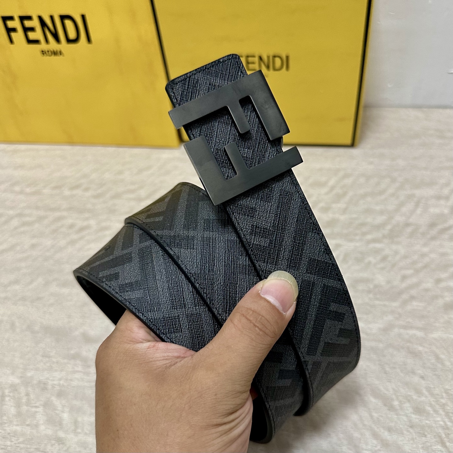
     FENDI（芬迪）专柜同款 宽4.0CM 双环正反用腰带 FF按钉搭扣 黑色Cuoio  R