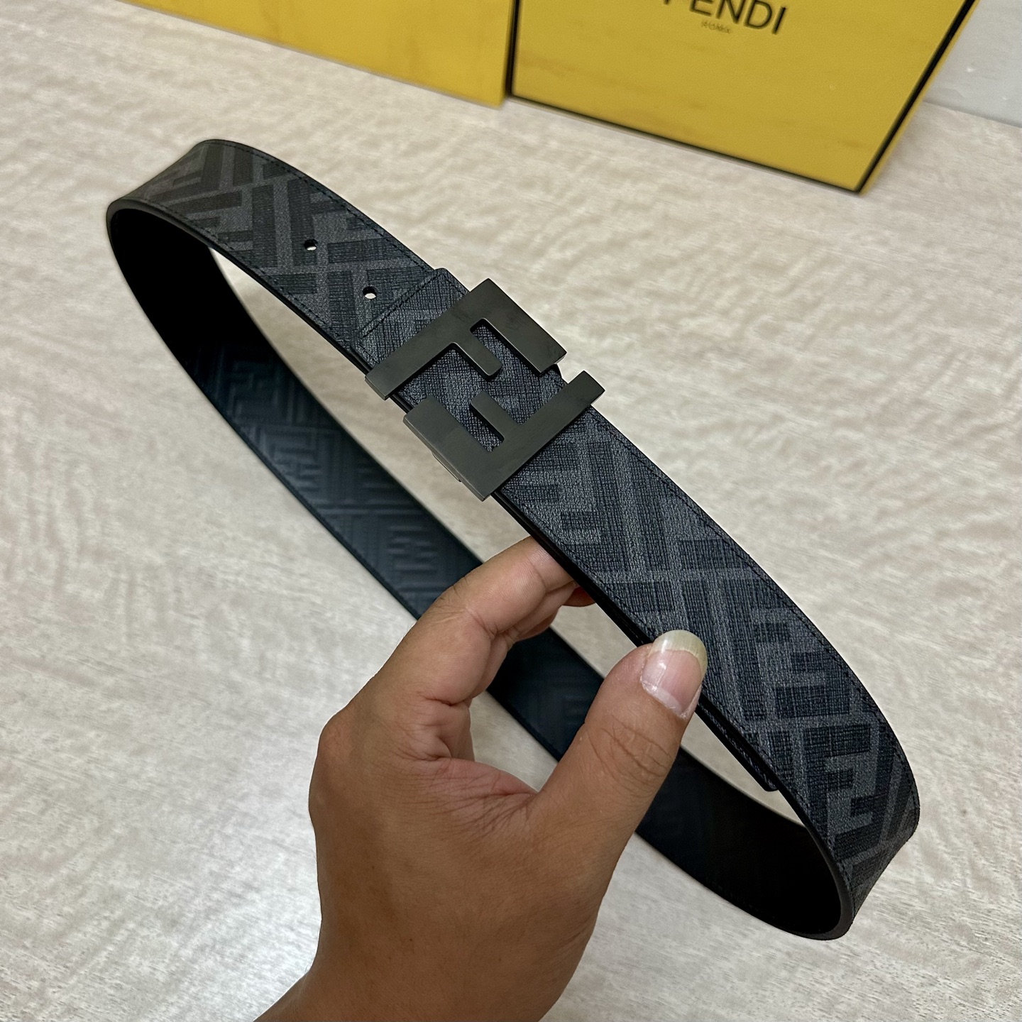 
     FENDI（芬迪）专柜同款 宽4.0CM 双环正反用腰带 FF按钉搭扣 黑色Cuoio  R