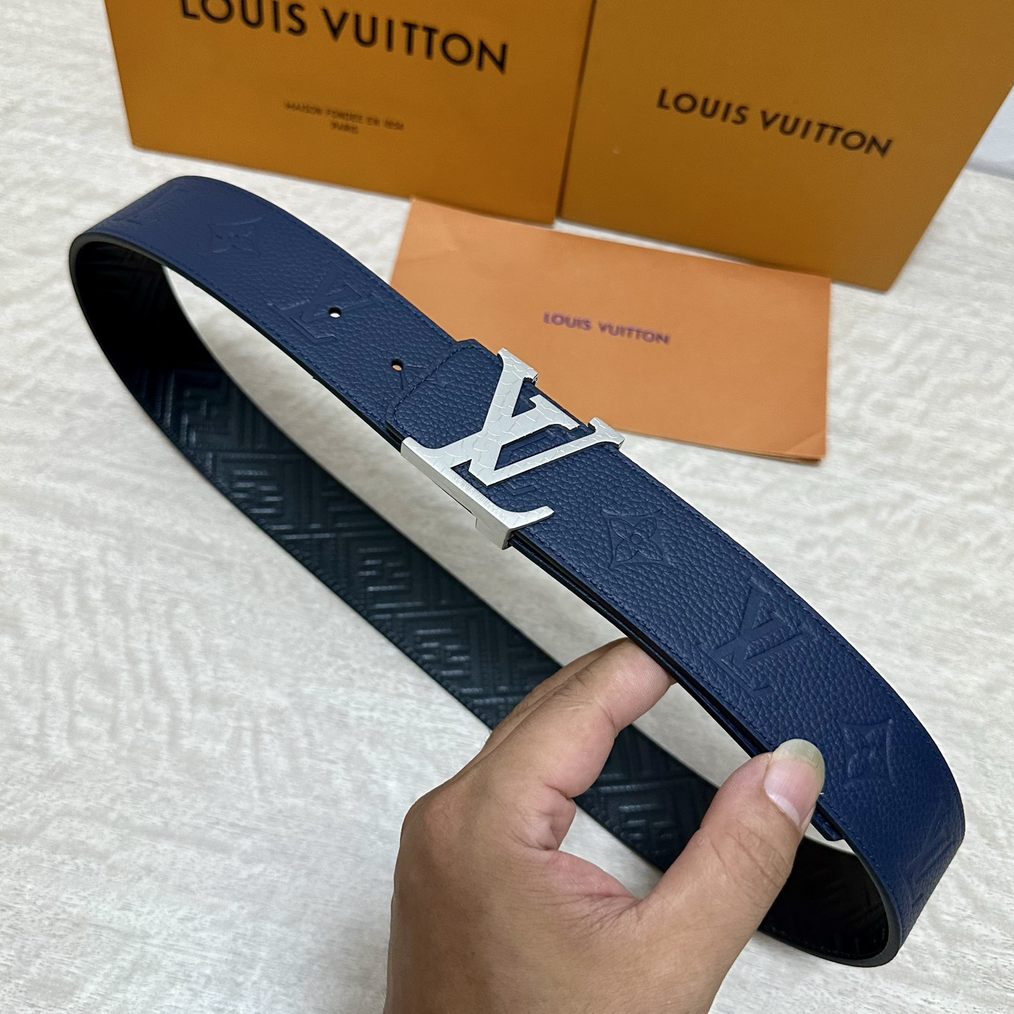 LV.路易威登 宽40MM双面原版小牛皮 搭配单钌钯电镀扣 完美的手感.油边 出众的设计.风格 高贵奢华
