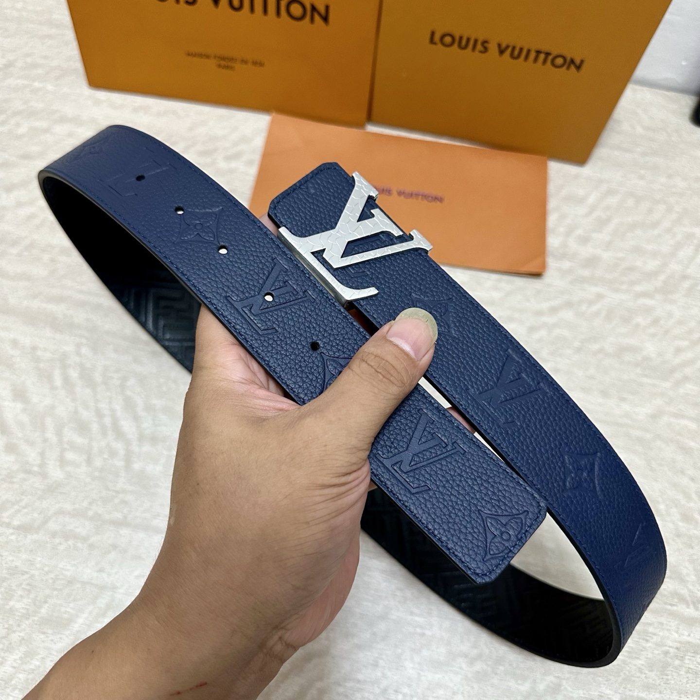 LV.路易威登 宽40MM双面原版小牛皮 搭配单钌钯电镀扣 完美的手感.油边 出众的设计.风格 高贵奢华