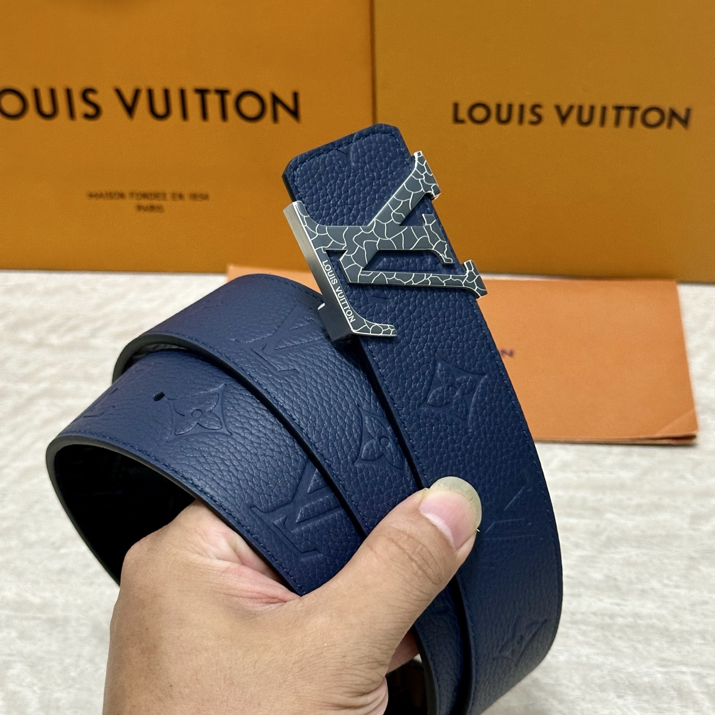LV.路易威登 宽40MM双面原版小牛皮 搭配单钌钯电镀扣 完美的手感.油边 出众的设计.风格 高贵奢华
