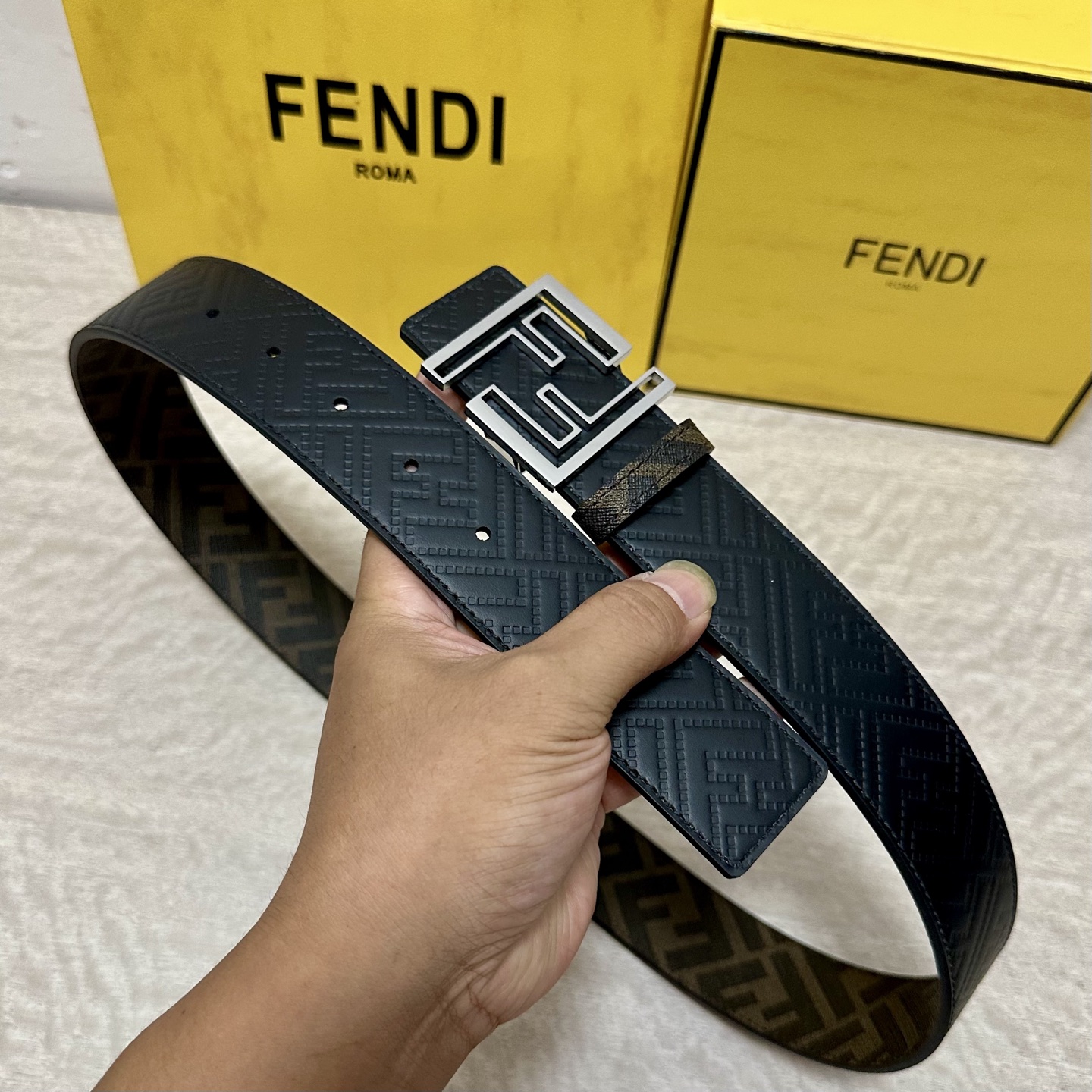 FENDI（芬迪）专柜同款 宽4.0CM 双环正反用腰带 FF按钉搭扣 黑色Cuoio Romano皮革
