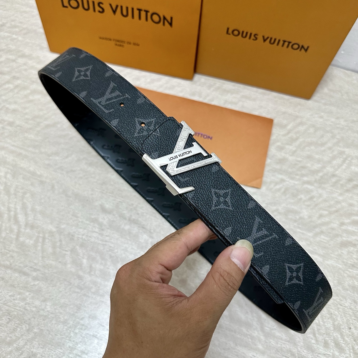 LV.路易威登 宽40MM双面原版小牛皮 搭配单钌钯电镀扣 完美的手感.油边 出众的设计.风格 高贵奢华