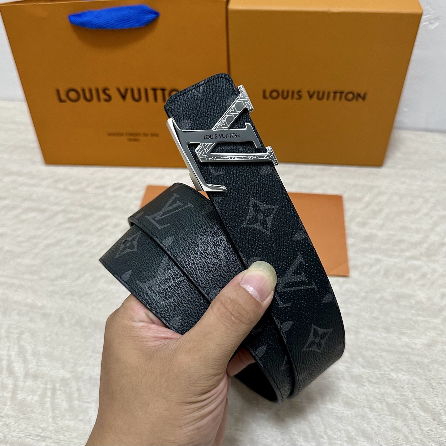 LV.路易威登 宽40MM双面原版小牛皮 搭配单钌钯电镀扣 完美的手感.油边 出众的设计.风格 高贵奢华