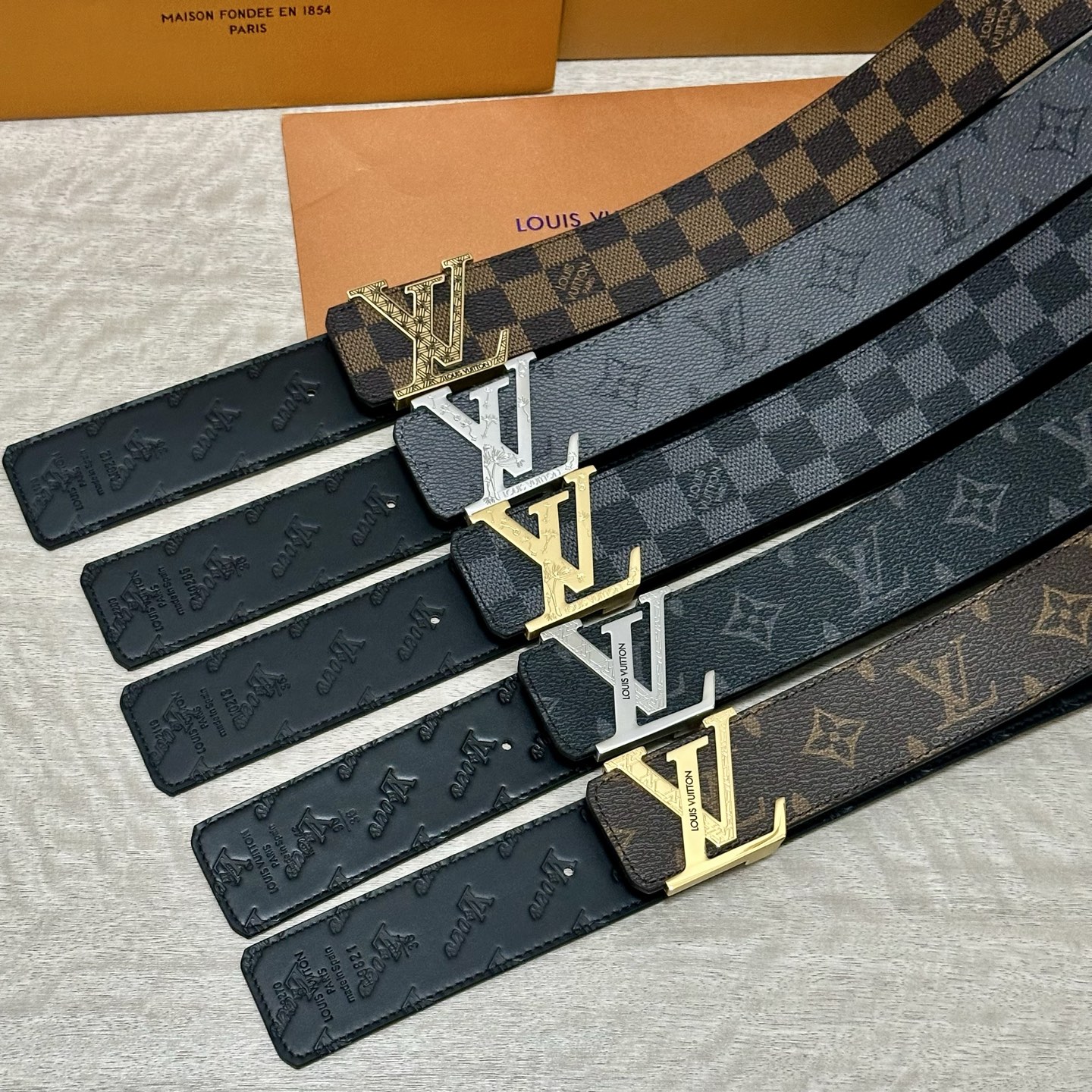 LV.路易威登 宽40MM双面原版小牛皮 搭配单钌钯电镀扣 完美的手感.油边 出众的设计.风格 高贵奢华